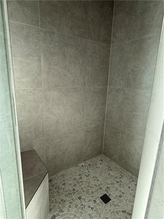 bathroom featuring tiled shower