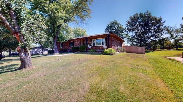 view of front of property featuring a front lawn