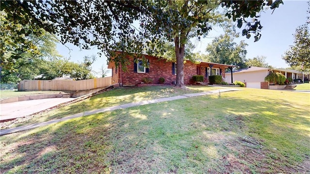 single story home with a front lawn