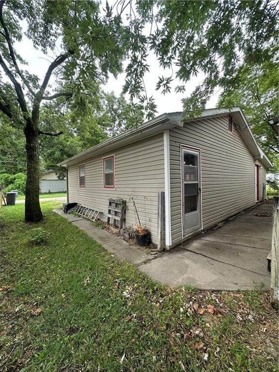 view of side of property featuring a lawn