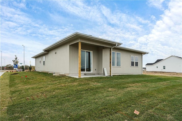 back of house featuring a lawn