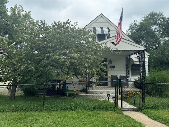 view of front of property featuring a front yard