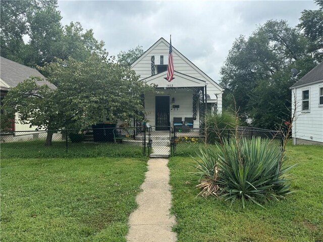 view of front facade featuring a front lawn