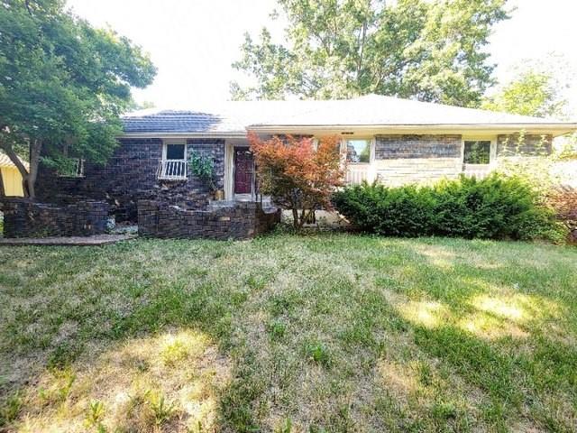 single story home with a front yard