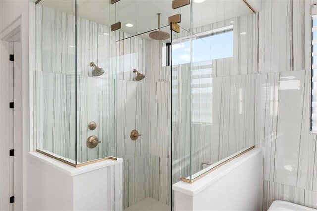 bathroom featuring a tile shower