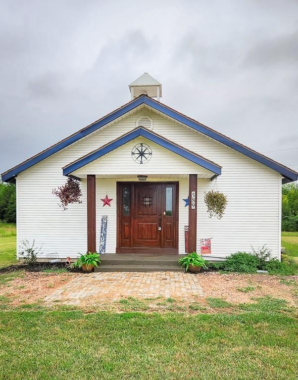 view of front facade with a front lawn and covered porch