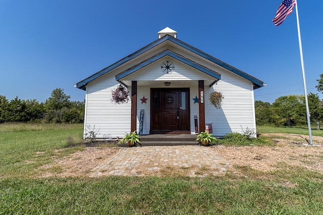 view of front of property featuring a front yard