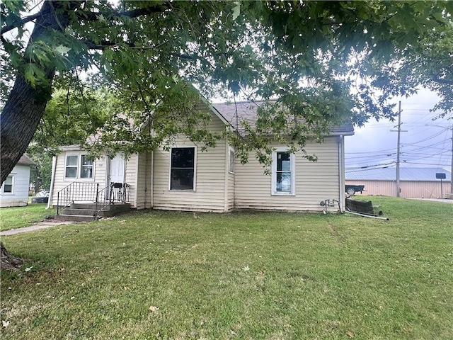 view of front of home featuring a front lawn