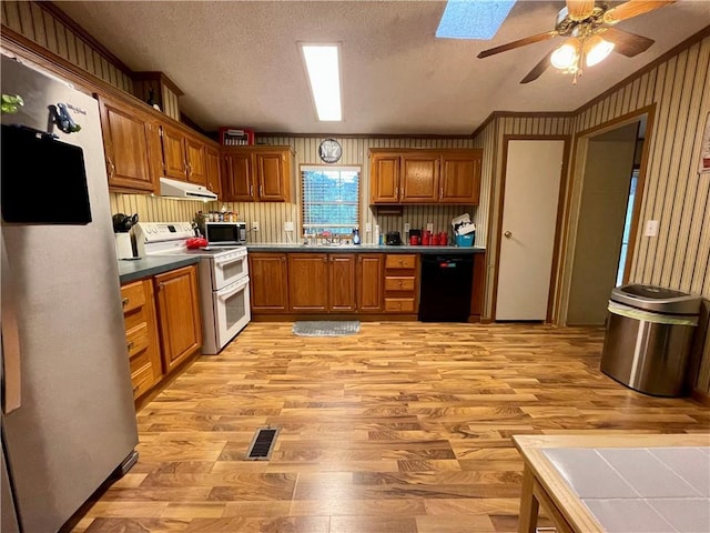 kitchen featuring a textured ceiling, ceiling fan, light hardwood / wood-style floors, ornamental molding, and stainless steel appliances