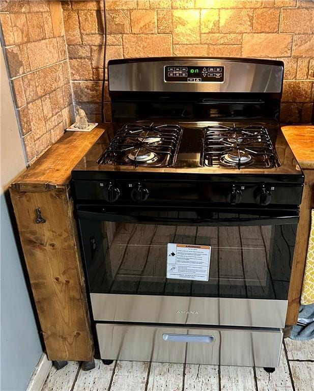 room details featuring gas stove and backsplash