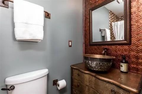 bathroom with toilet and vanity