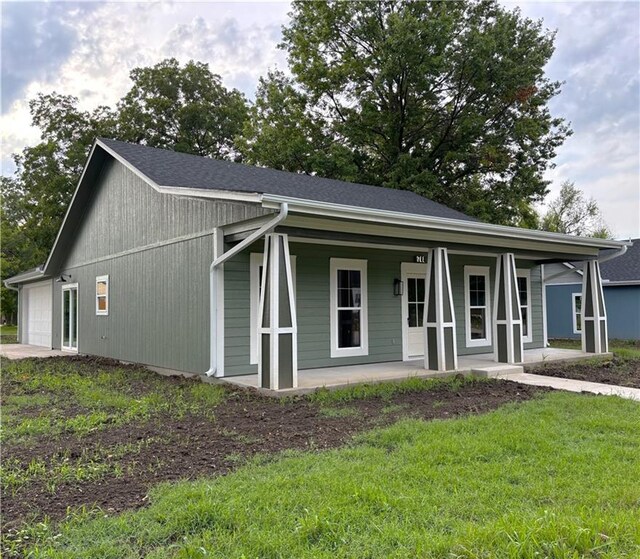 view of front of property featuring covered porch and a front yard