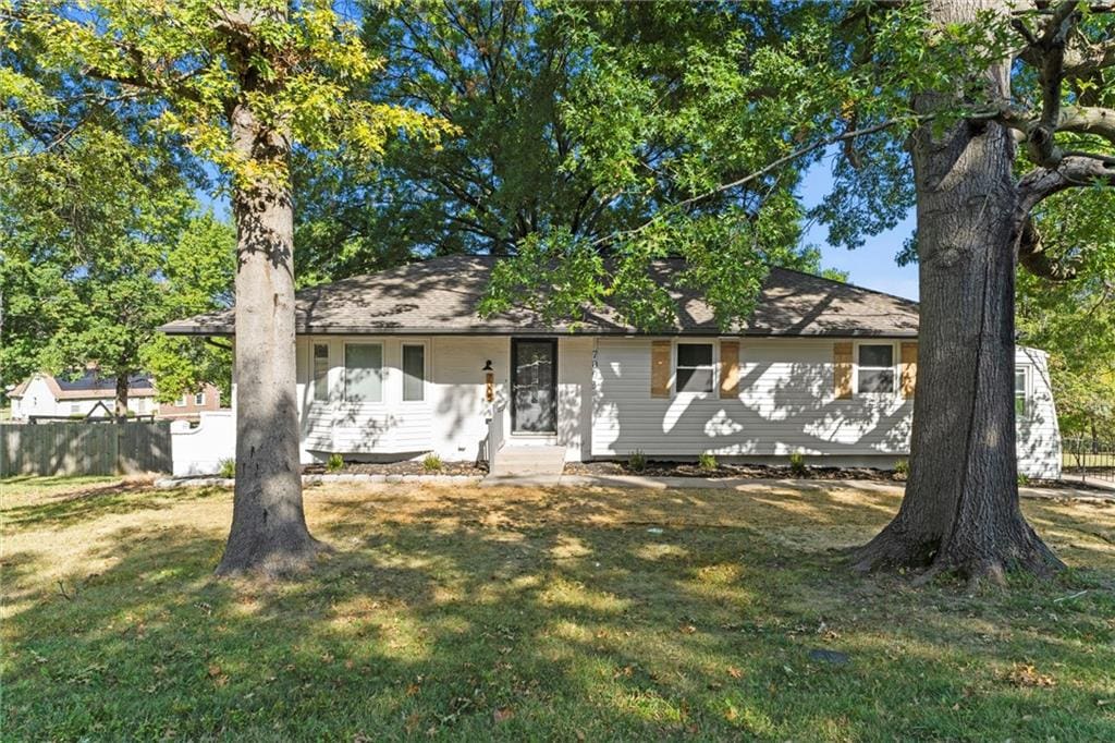 ranch-style house with a front yard