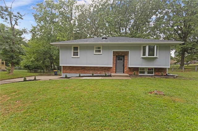 split foyer home with a front yard