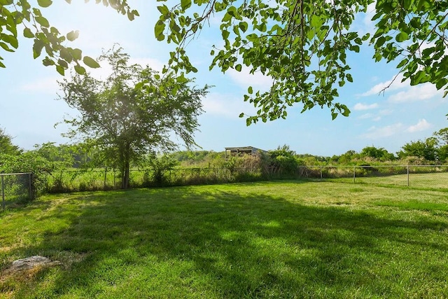 view of yard featuring a rural view