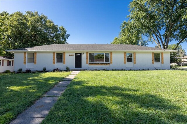 ranch-style house featuring a front yard