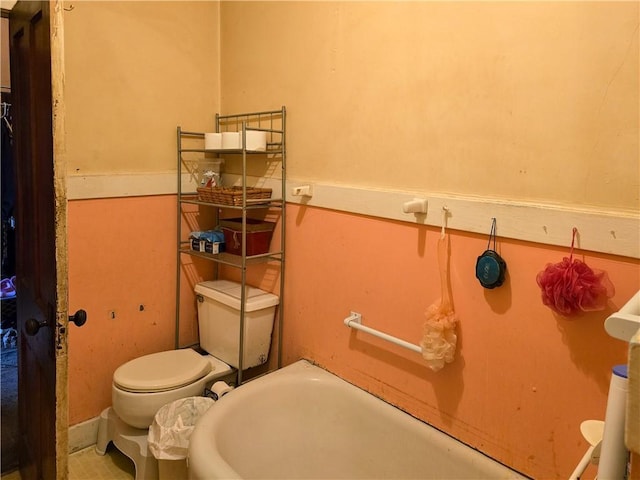 full bathroom featuring toilet and a washtub