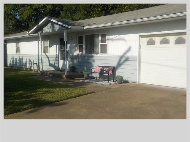 view of front facade featuring a front yard and a garage