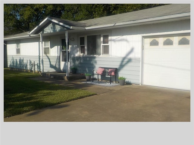 view of front of home with a garage and a front lawn