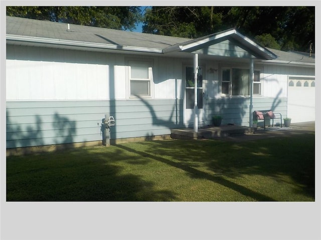 view of front facade featuring a front yard