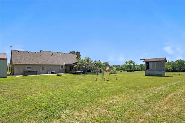 view of yard with a jacuzzi