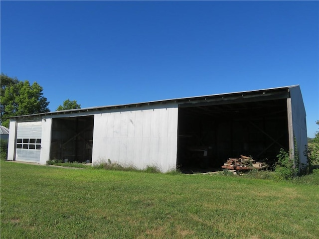 view of outdoor structure with a yard