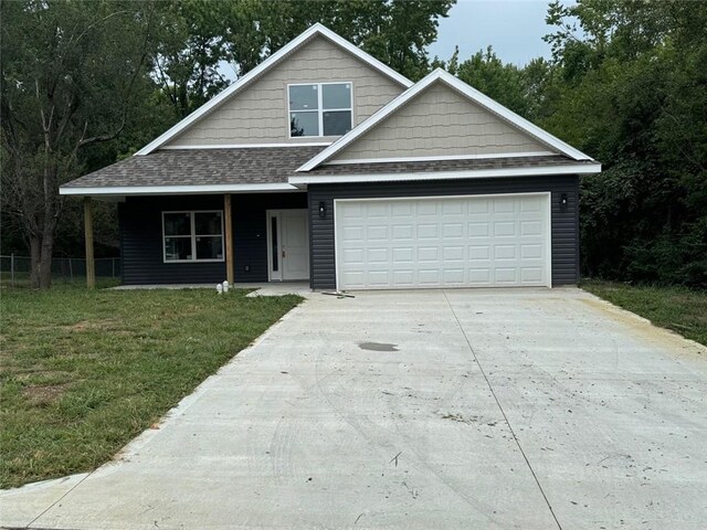 view of front of home featuring a front lawn and a garage