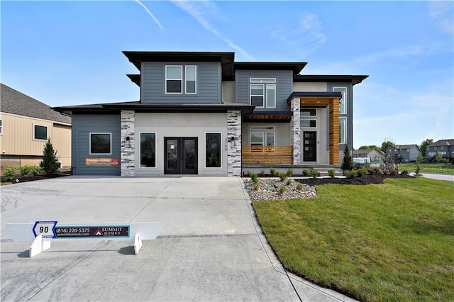 view of front of home with a front lawn