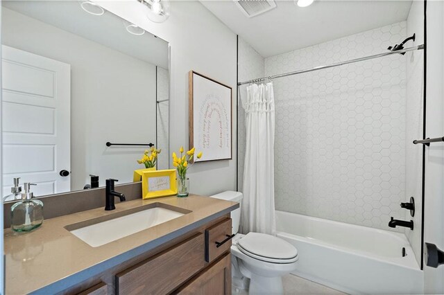 full bathroom with toilet, vanity, and shower / bath combo