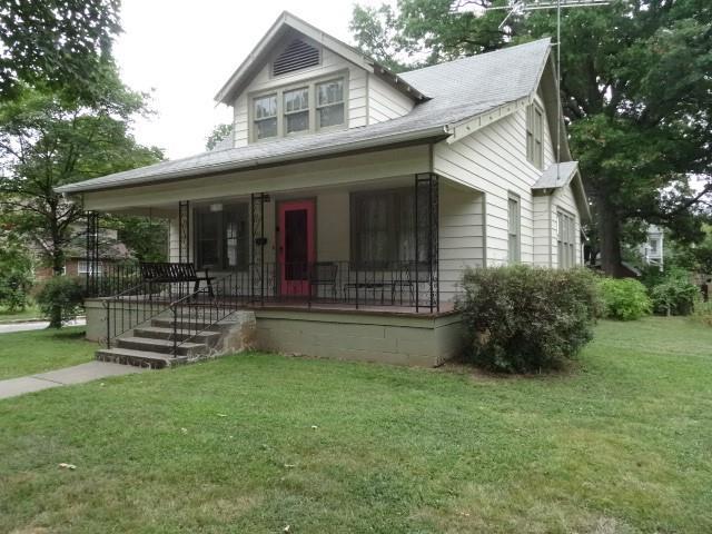 view of front facade with a porch and a front lawn