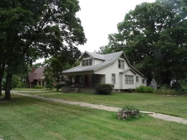 view of front of property featuring a front lawn and a porch