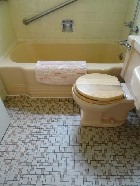 full bathroom featuring toilet