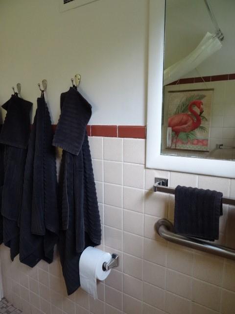 bathroom featuring tile walls