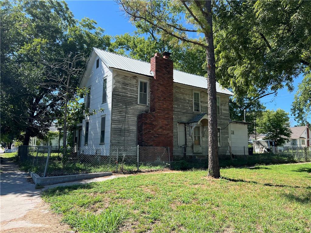 view of front facade with a front yard