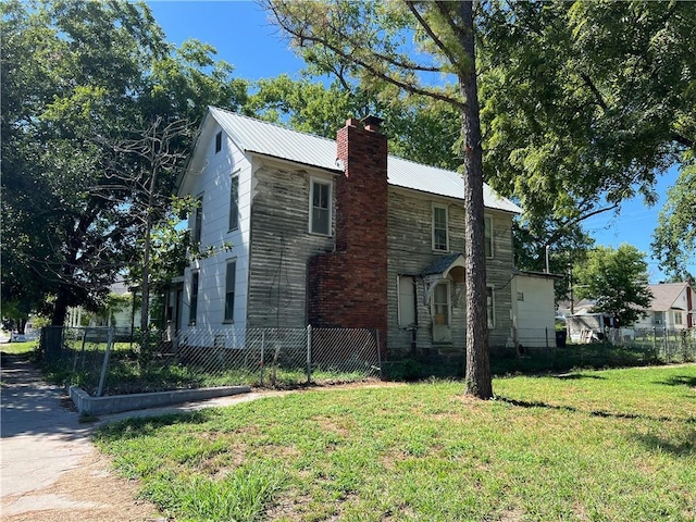 view of front facade with a front yard