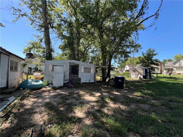 view of yard featuring a storage unit