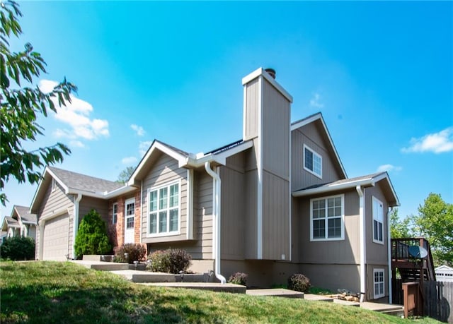 view of front of house featuring a front yard and a garage