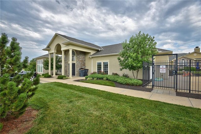 view of front of property featuring a front lawn