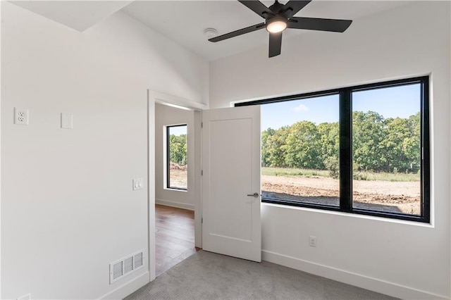 carpeted empty room featuring ceiling fan