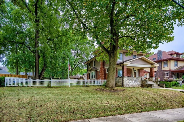 view of front of property featuring a front lawn