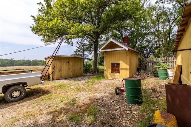 view of yard featuring a storage unit