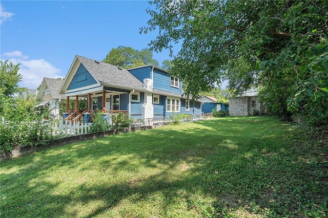 view of front of house featuring a front lawn