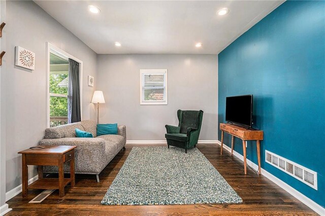 living area featuring visible vents, recessed lighting, dark wood-type flooring, and baseboards