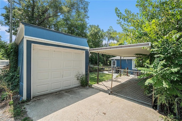 detached garage featuring concrete driveway