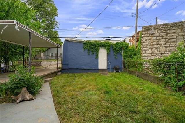2937 Paseo Blvd, Kansas City, MO 64109 - view of yard with a gate