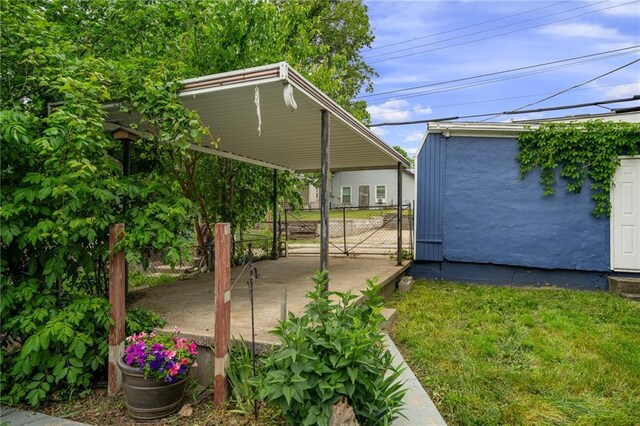 2937 Paseo Blvd, Kansas City, MO 64109 - view of yard featuring a gate and a carport