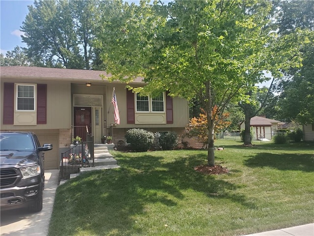 bi-level home featuring a front yard