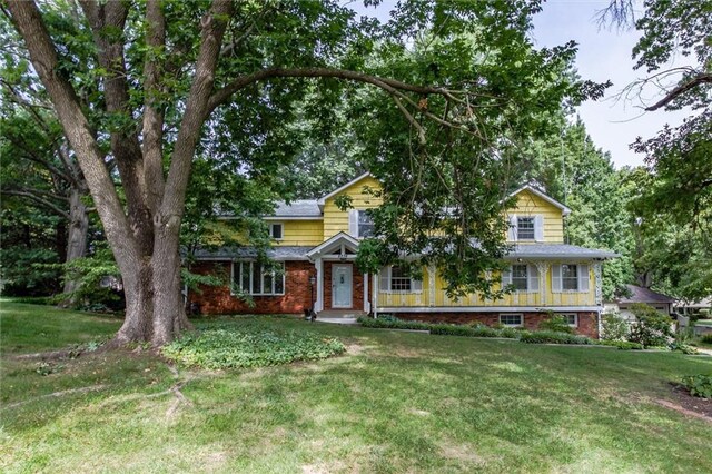 view of front of home featuring a front yard