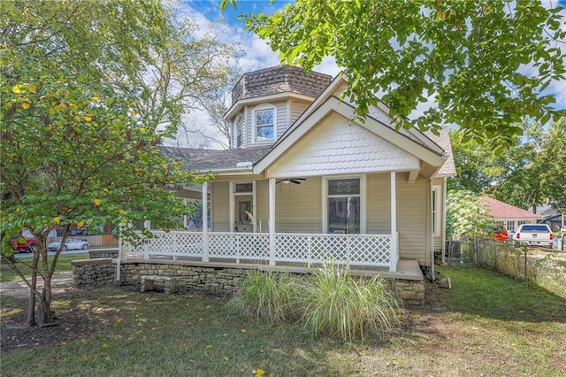 view of front of property featuring a porch and a front yard