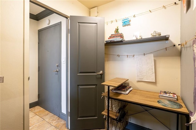 700 E 8th St Unit 11P, Kansas City, MO 64106 - mudroom featuring crown molding